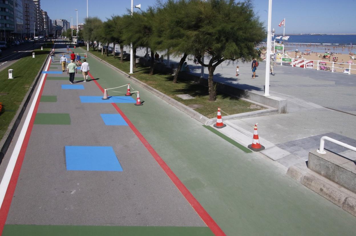 El mosaico bicolor del Muro llega ya hasta la glorieta del Piles, con la novedad de los cuadros azules 'invadiendo' la franja verde, también peatonal. 