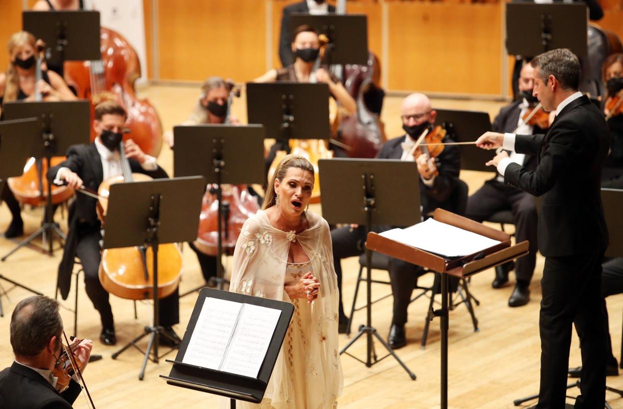 Ainhoa Arteta, sobre el escenario del Auditorio Príncipe Felipe, donde se reencontró con el público ovetense. 