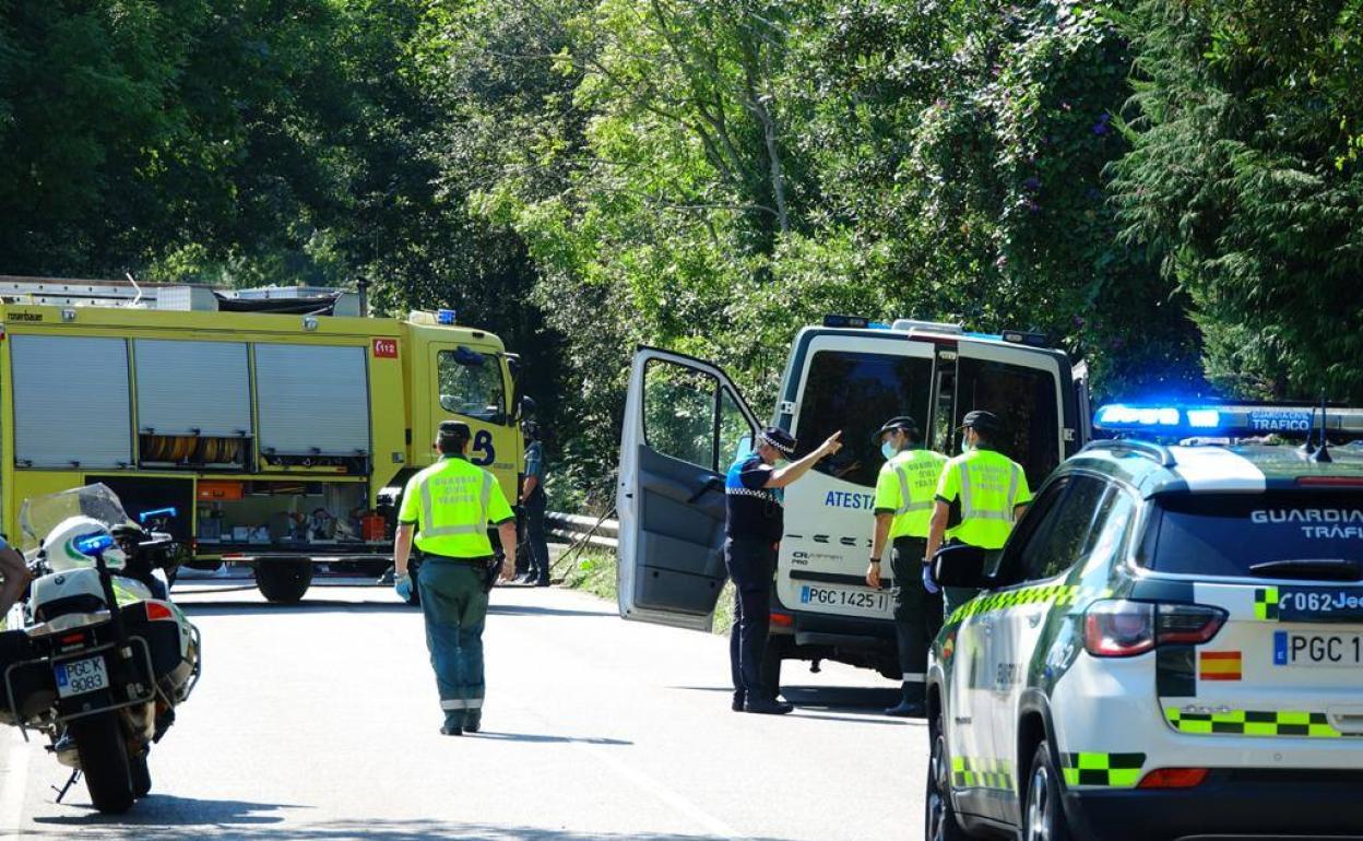 Efectivos de Bomberos, de la Guardia Civil de Tráfico y de la Policía, en el lugar del accidente.