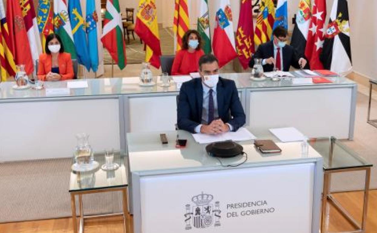 Pedro Sánchez y tres ministros durante la Conferencia de Presidentes.