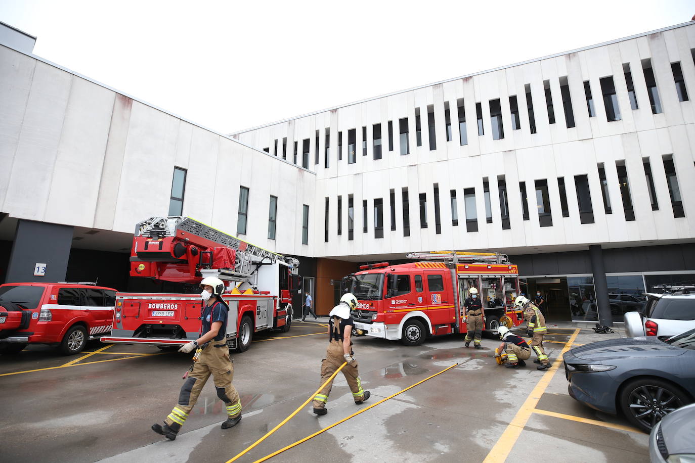 Fotos: Los bomberos sofocan un incendio en el HUCA