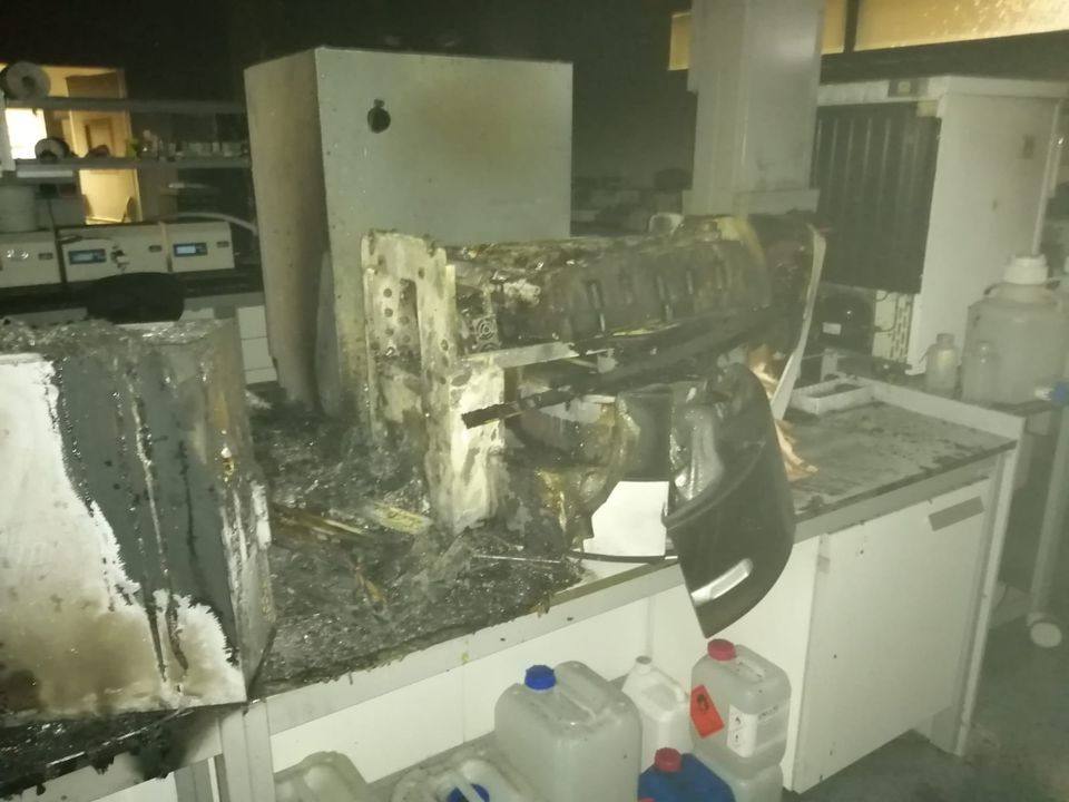 Fotos: Los bomberos sofocan un incendio en el HUCA