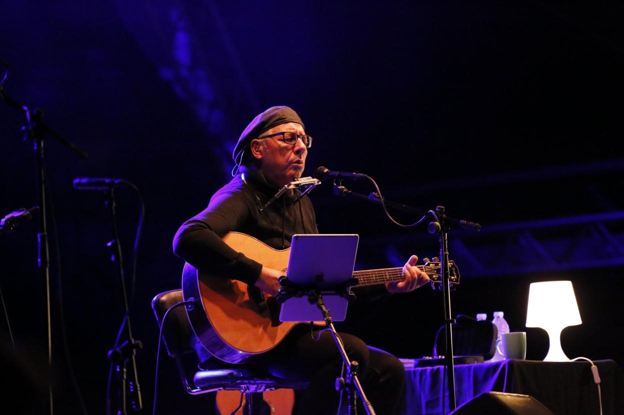 Carlos Goñi, durante el concierto del tour 'Cara a cara' que ofreció en El Bibio. 