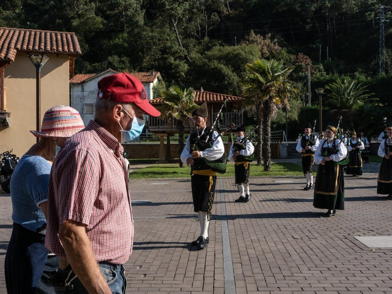Los gaiteros amenizaron el inicio de la semana medieval en la localidad castrillonense.