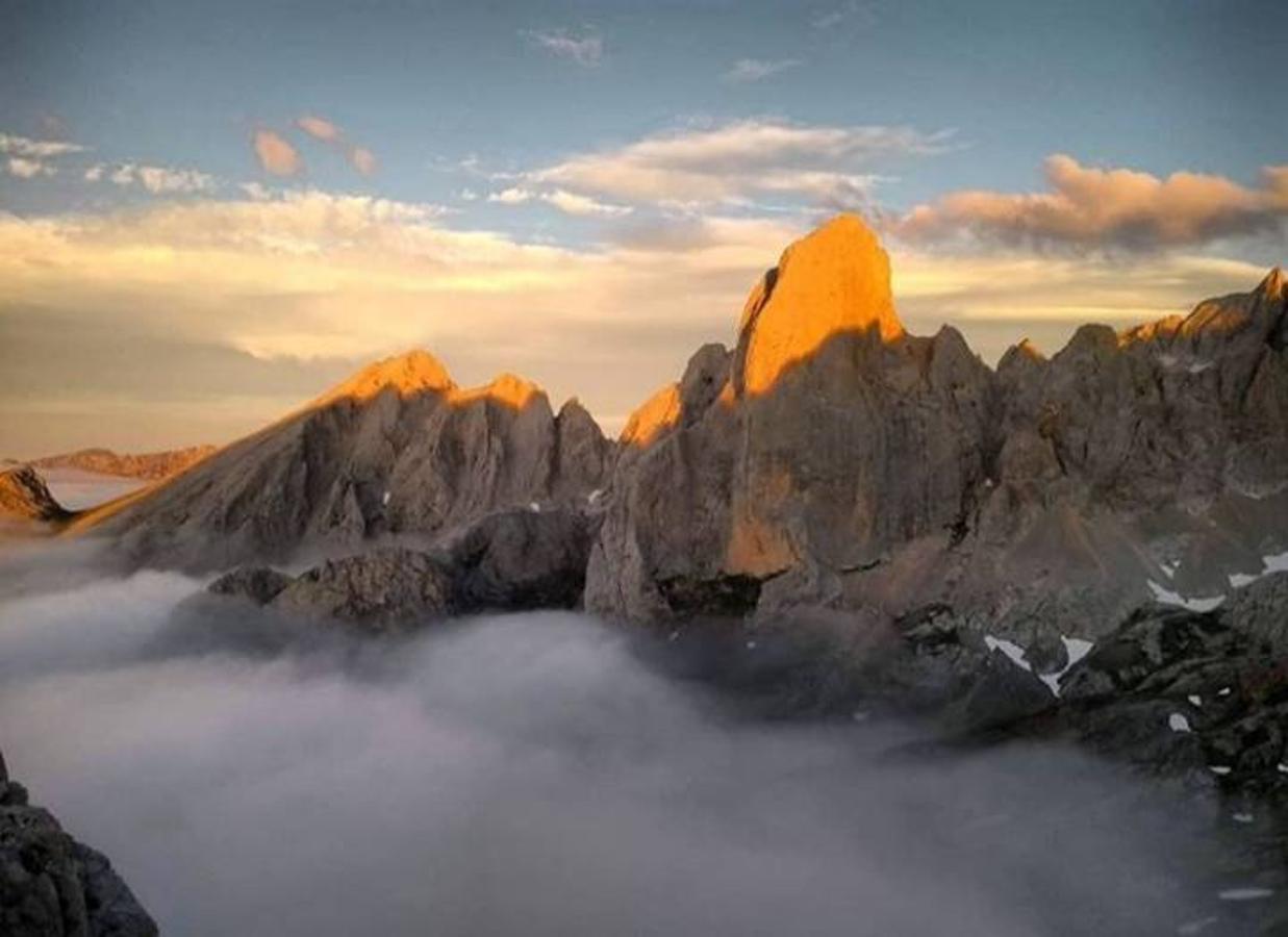 Atardecer desde 'La Corona'l rasu' de camino a Torrecerredo y con vistas al Picu Urriellu. Foto: Joaquín Álvarez