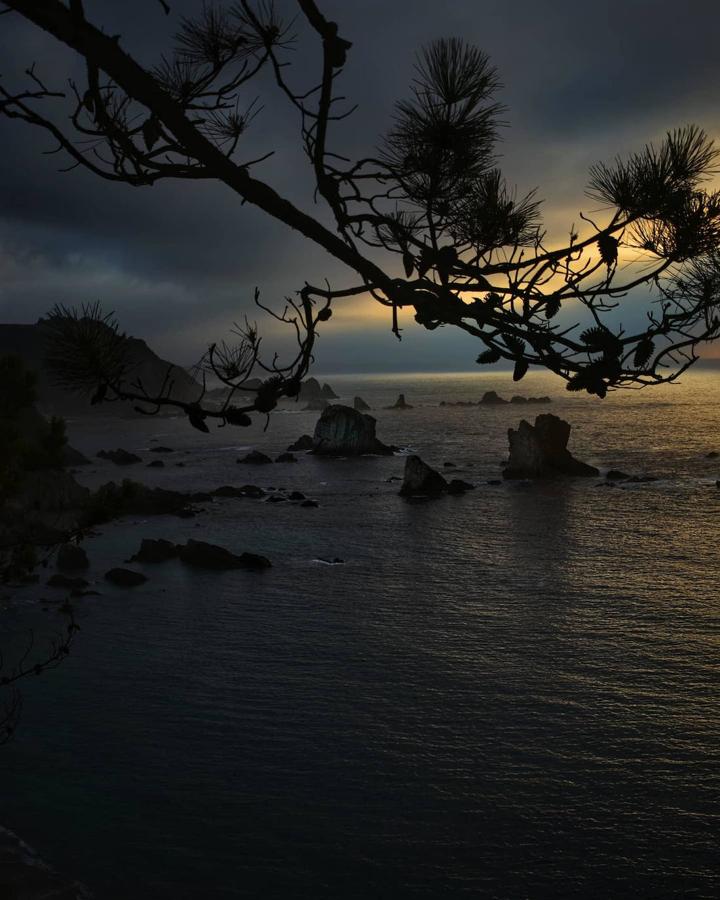 El crepúsculo visto desde la Playa del Silencio. Foto: Juan Arechaga.