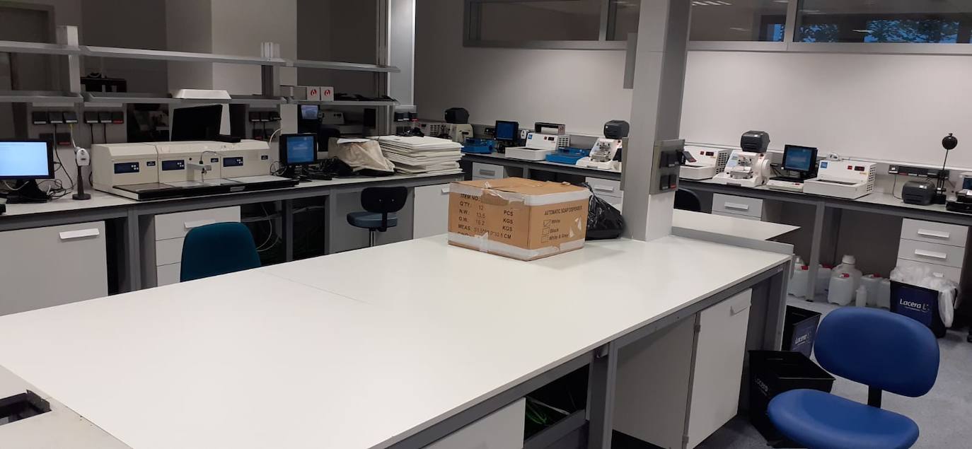 El fuego, de origen eléctrico, calcinó dos máquinas y cubrió totalmente de hollín las instalaciones