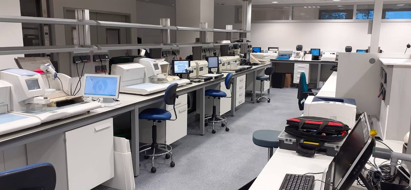 El fuego, de origen eléctrico, calcinó dos máquinas y cubrió totalmente de hollín las instalaciones