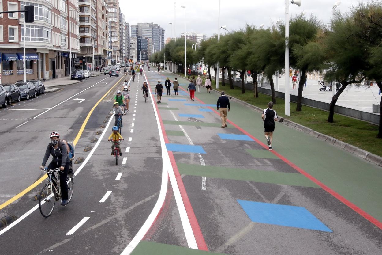 Cicistas y paseantes, ayer, en Rufo García Rendueles. 