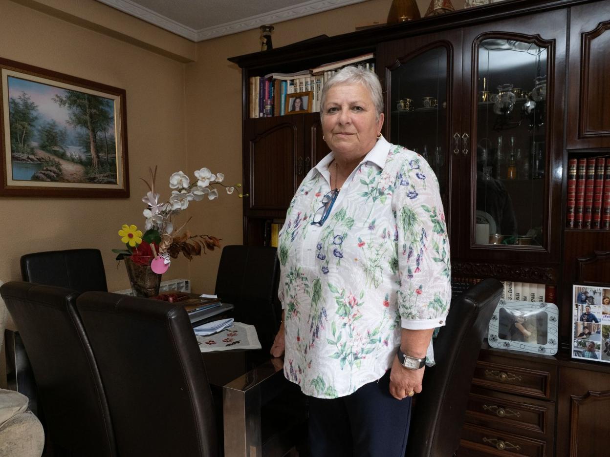 Hilda Álvarez continúa al frente de la Asociación de Enfermos de Parkinson, Aparkas, desde su domicilio de Piedras Blancas (Castrillón). 