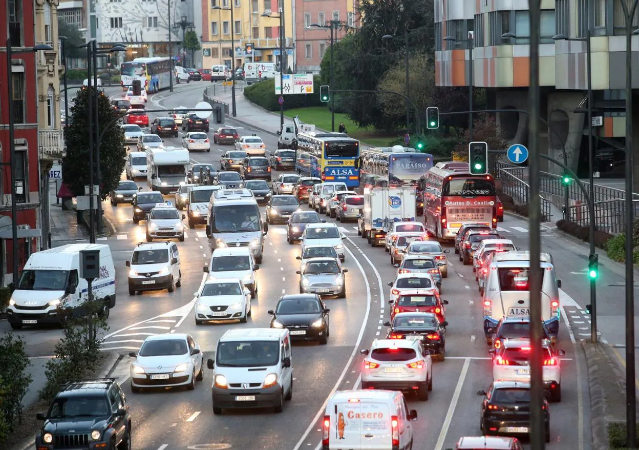 La avenida de Santander, uno de los puntos de más tráfico en Oviedo. 