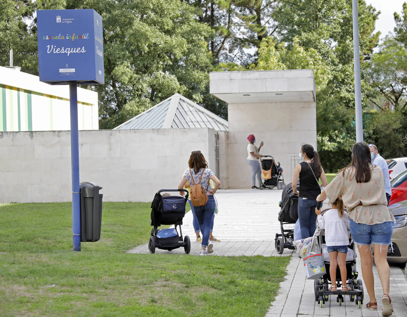 Ha comenzado el curso 2020-2021 en Asturias. Los primeros en volver a las aulas han sido los alumnos de 0 a 3 de Gijón y los de Infantil y Primaria de centros privados, como el ECOLE. Toma de temperatura, mascarillas y entradas escolonadas son algunas de las nuevas normas del año académico.