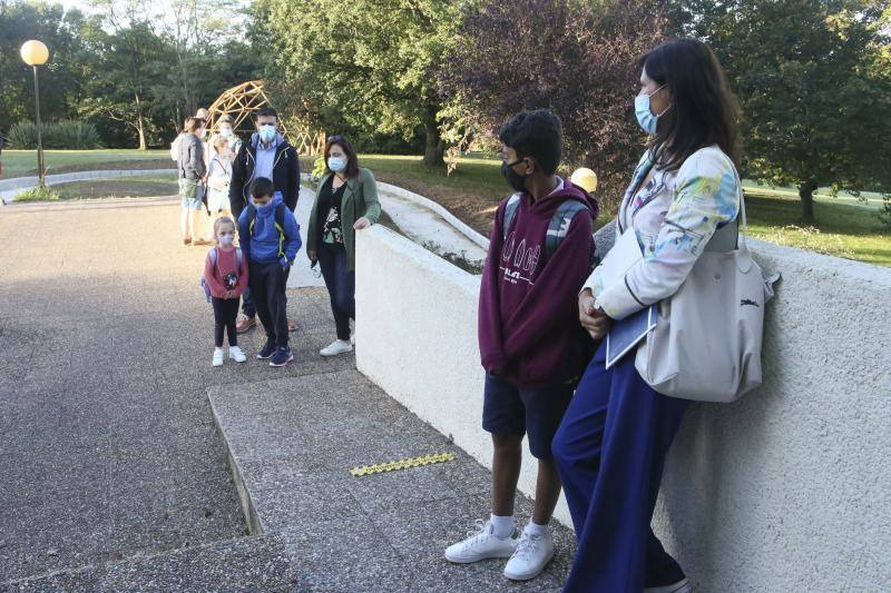 Ha comenzado el curso 2020-2021 en Asturias. Los primeros en volver a las aulas han sido los alumnos de 0 a 3 de Gijón y los de Infantil y Primaria de centros privados, como el ECOLE. Toma de temperatura, mascarillas y entradas escolonadas son algunas de las nuevas normas del año académico.