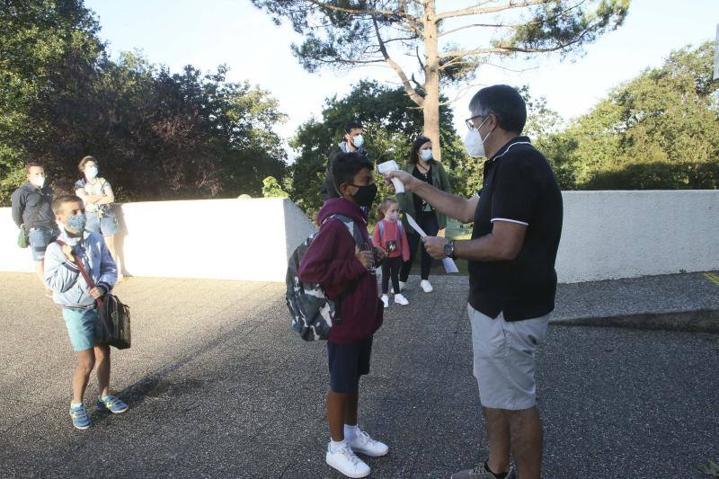 Ha comenzado el curso 2020-2021 en Asturias. Los primeros en volver a las aulas han sido los alumnos de 0 a 3 de Gijón y los de Infantil y Primaria de centros privados, como el ECOLE. Toma de temperatura, mascarillas y entradas escolonadas son algunas de las nuevas normas del año académico.