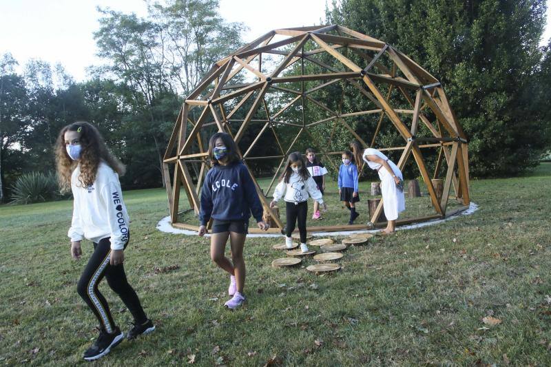 Ha comenzado el curso 2020-2021 en Asturias. Los primeros en volver a las aulas han sido los alumnos de 0 a 3 de Gijón y los de Infantil y Primaria de centros privados, como el ECOLE. Toma de temperatura, mascarillas y entradas escolonadas son algunas de las nuevas normas del año académico.
