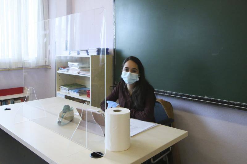 Ha comenzado el curso 2020-2021 en Asturias. Los primeros en volver a las aulas han sido los alumnos de 0 a 3 de Gijón y los de Infantil y Primaria de centros privados, como el ECOLE. Toma de temperatura, mascarillas y entradas escolonadas son algunas de las nuevas normas del año académico.