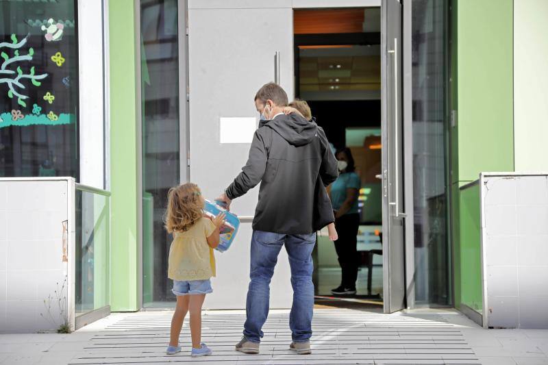 Ha comenzado el curso 2020-2021 en Asturias. Los primeros en volver a las aulas han sido los alumnos de 0 a 3 de Gijón y los de Infantil y Primaria de centros privados, como el ECOLE. Toma de temperatura, mascarillas y entradas escolonadas son algunas de las nuevas normas del año académico.