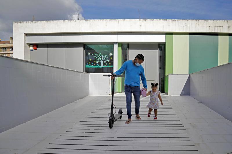 Ha comenzado el curso 2020-2021 en Asturias. Los primeros en volver a las aulas han sido los alumnos de 0 a 3 de Gijón y los de Infantil y Primaria de centros privados, como el ECOLE. Toma de temperatura, mascarillas y entradas escolonadas son algunas de las nuevas normas del año académico.