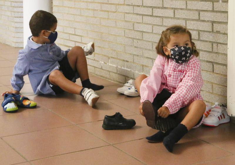 Ha comenzado el curso 2020-2021 en Asturias. Los primeros en volver a las aulas han sido los alumnos de 0 a 3 de Gijón y los de Infantil y Primaria de centros privados, como el ECOLE. Toma de temperatura, mascarillas y entradas escolonadas son algunas de las nuevas normas del año académico.