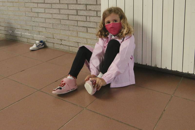 Ha comenzado el curso 2020-2021 en Asturias. Los primeros en volver a las aulas han sido los alumnos de 0 a 3 de Gijón y los de Infantil y Primaria de centros privados, como el ECOLE. Toma de temperatura, mascarillas y entradas escolonadas son algunas de las nuevas normas del año académico.