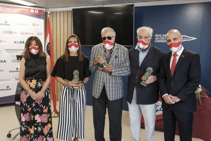 El que fuera presidente del Grupo, Rogelio Llana, y Alberto Cortina fueron los protagonistas de una jornada con gran carga simbólica. Tras el homenaje a los fallecidos y a la Ofrenda a la Santina, tuvo lugar la entrega de distinciones. Antonio Corripio, presidente del Club y Beatriz Coto, vicepresidenta fueron los encargados.