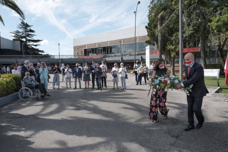 El que fuera presidente del Grupo, Rogelio Llana, y Alberto Cortina fueron los protagonistas de una jornada con gran carga simbólica. Tras el homenaje a los fallecidos y a la Ofrenda a la Santina, tuvo lugar la entrega de distinciones. Antonio Corripio, presidente del Club y Beatriz Coto, vicepresidenta fueron los encargados.