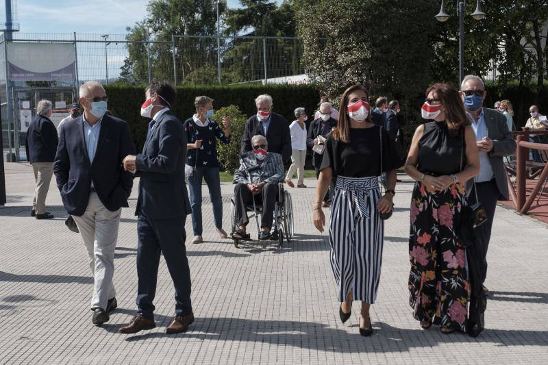 El que fuera presidente del Grupo, Rogelio Llana, y Alberto Cortina fueron los protagonistas de una jornada con gran carga simbólica. Tras el homenaje a los fallecidos y a la Ofrenda a la Santina, tuvo lugar la entrega de distinciones. Antonio Corripio, presidente del Club y Beatriz Coto, vicepresidenta fueron los encargados.