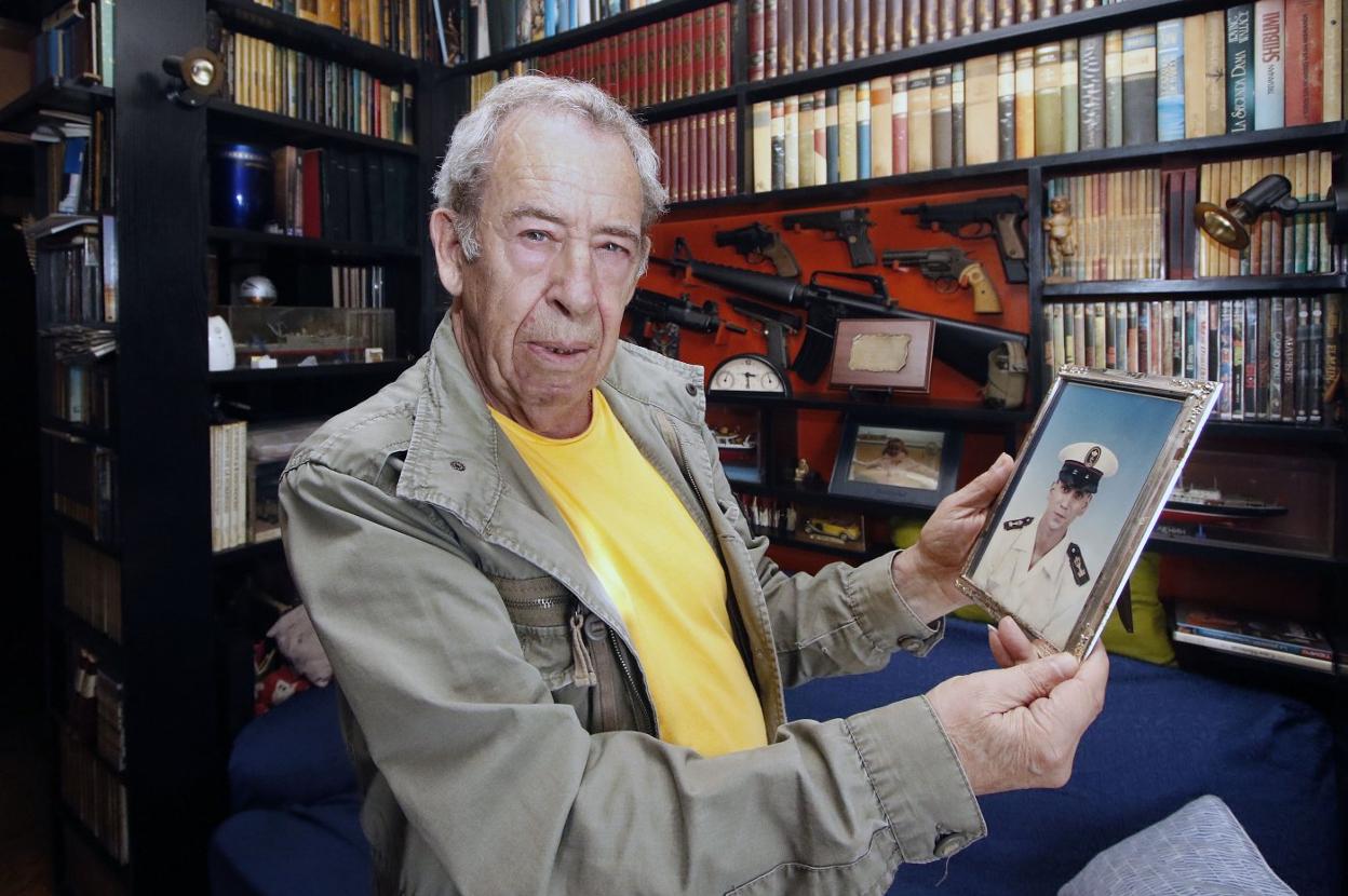 José Pedro Corujo, con una foto de su hijo, en su casa de la avenida de El Llano.