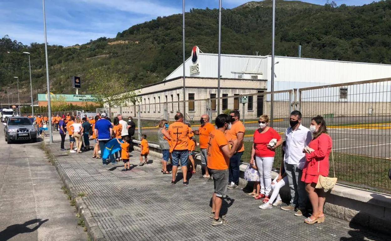 Extrabajadores de Vesuvius y sus familias se concentran alrededor de la fábrica para mantener viva su lucha