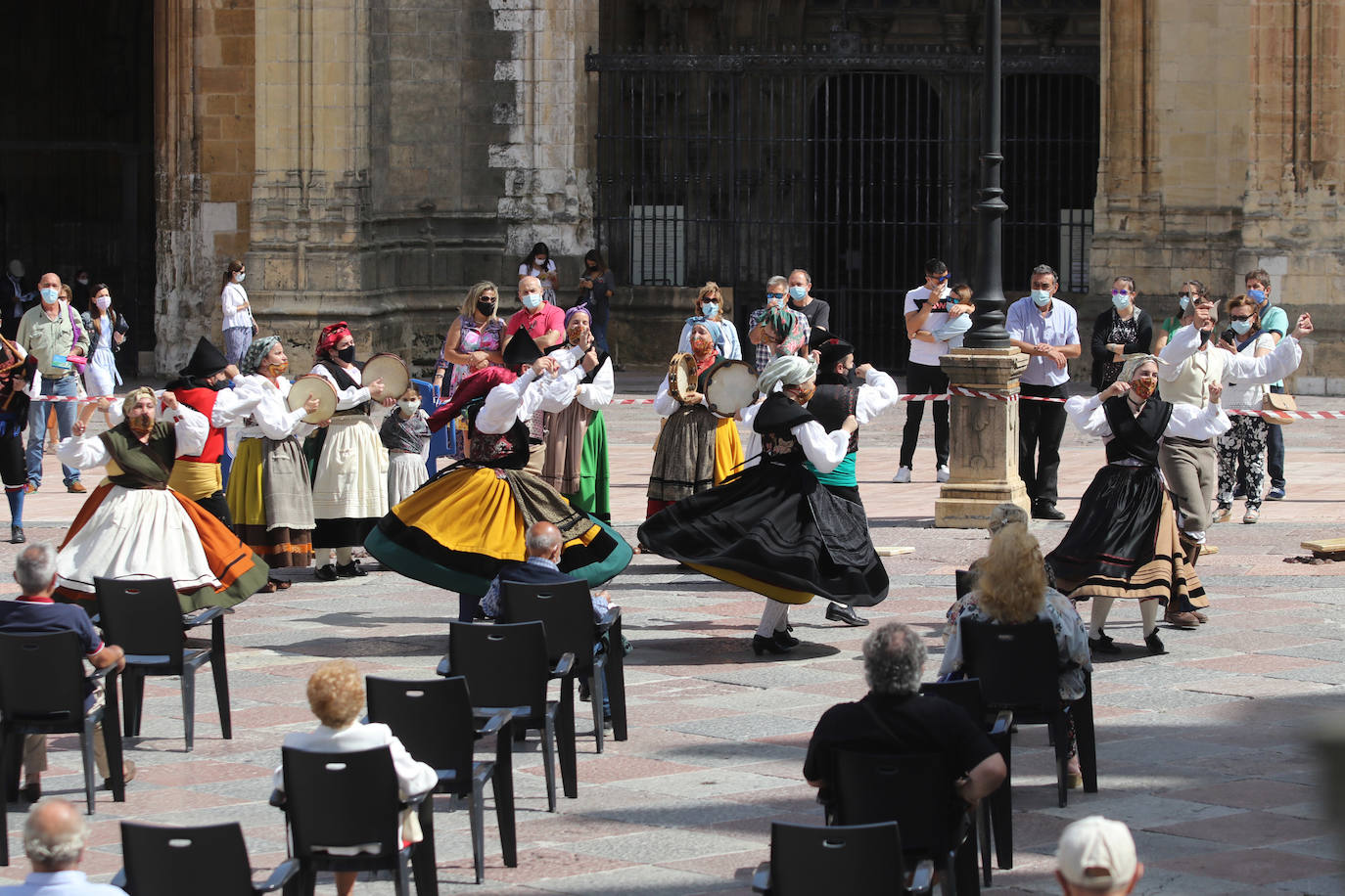 Oviedo vive el Día de Asturias más atípico. Los socios del Centro Asturiano de Oviedo llenaron las instalaciones para disfrutar de una jornada diferente. No faltaron tampoco las actuaciones folklóricas en la plaza de la catedral.