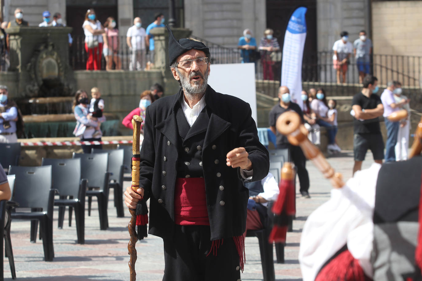 Oviedo vive el Día de Asturias más atípico. Los socios del Centro Asturiano de Oviedo llenaron las instalaciones para disfrutar de una jornada diferente. No faltaron tampoco las actuaciones folklóricas en la plaza de la catedral.