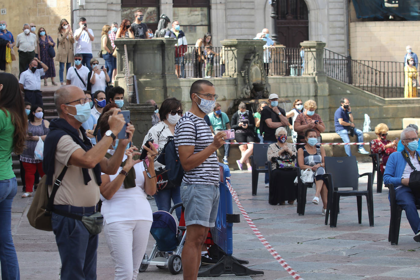Oviedo vive el Día de Asturias más atípico. Los socios del Centro Asturiano de Oviedo llenaron las instalaciones para disfrutar de una jornada diferente. No faltaron tampoco las actuaciones folklóricas en la plaza de la catedral.