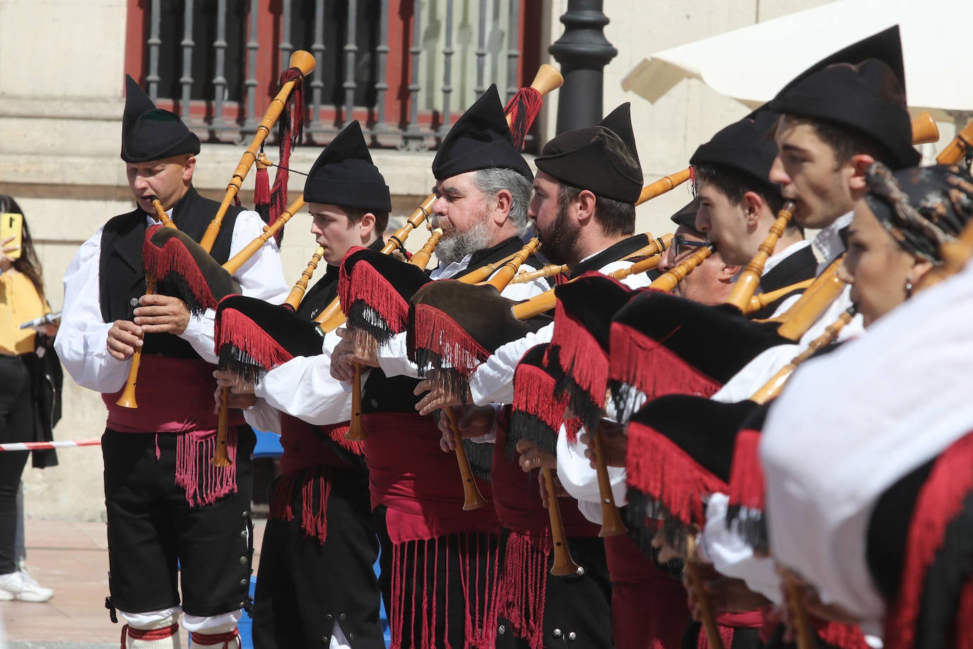 Oviedo vive el Día de Asturias más atípico. Los socios del Centro Asturiano de Oviedo llenaron las instalaciones para disfrutar de una jornada diferente. No faltaron tampoco las actuaciones folklóricas en la plaza de la catedral.