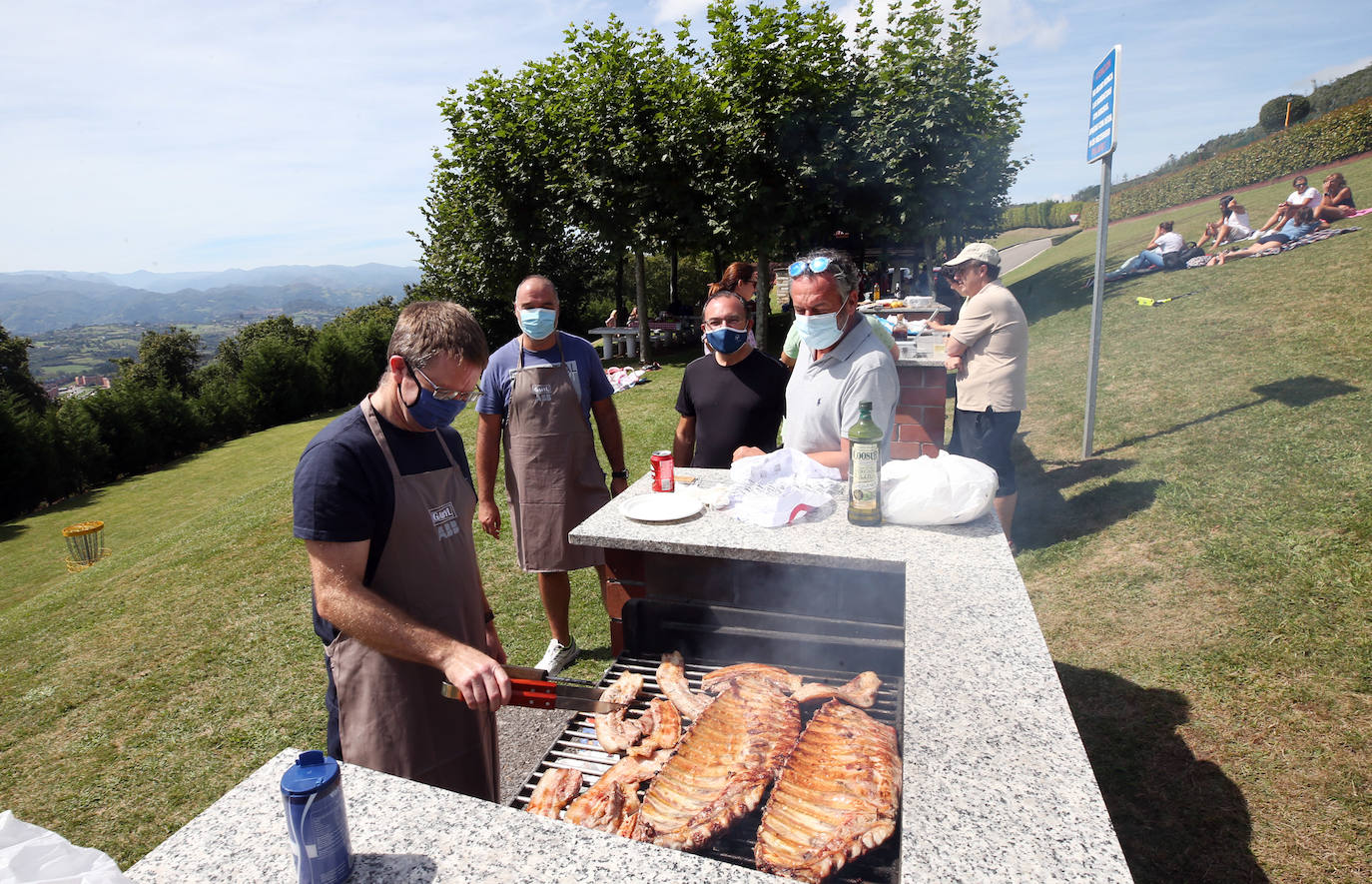 Oviedo vive el Día de Asturias más atípico. Los socios del Centro Asturiano de Oviedo llenaron las instalaciones para disfrutar de una jornada diferente. No faltaron tampoco las actuaciones folklóricas en la plaza de la catedral.
