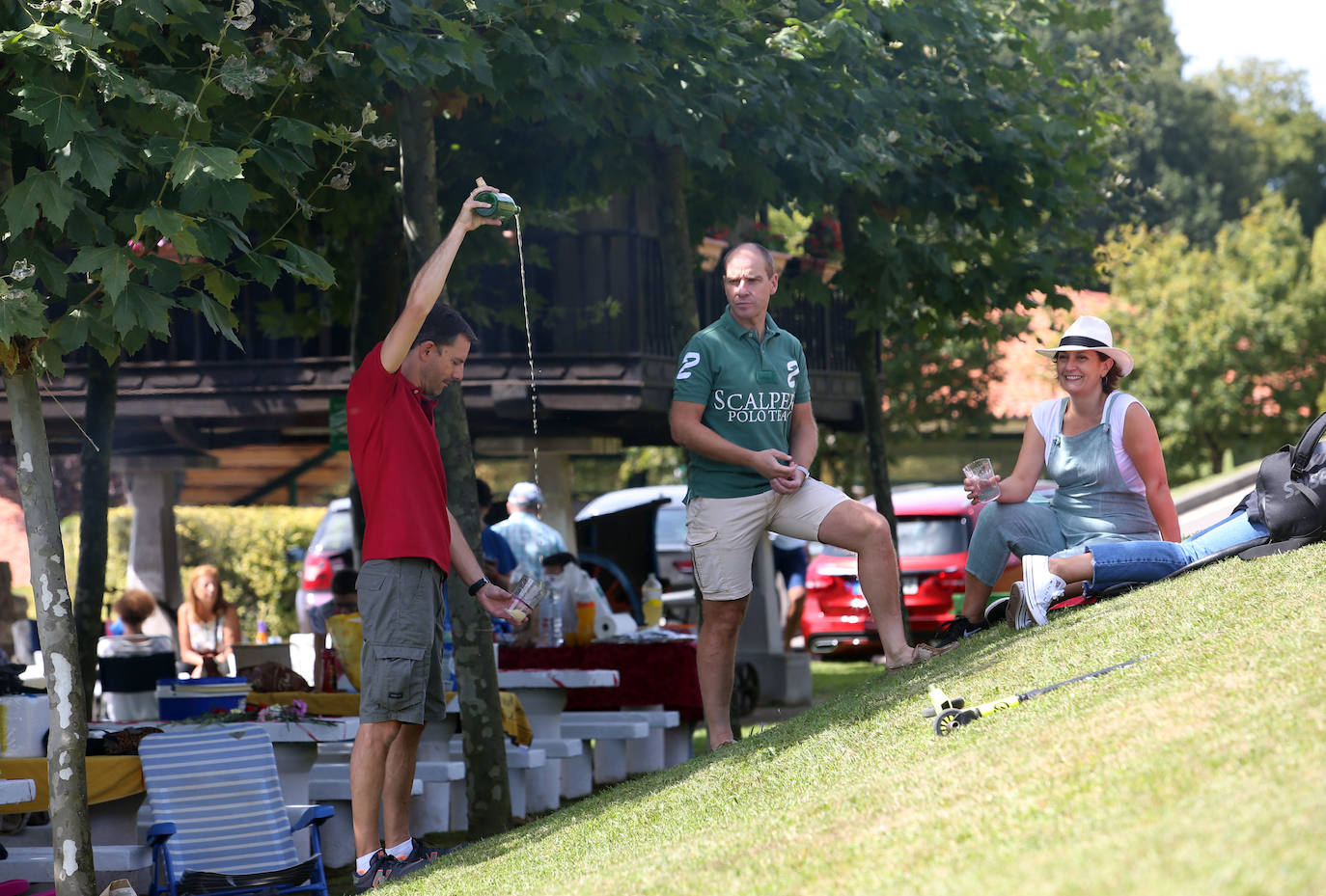 Oviedo vive el Día de Asturias más atípico. Los socios del Centro Asturiano de Oviedo llenaron las instalaciones para disfrutar de una jornada diferente. No faltaron tampoco las actuaciones folklóricas en la plaza de la catedral.