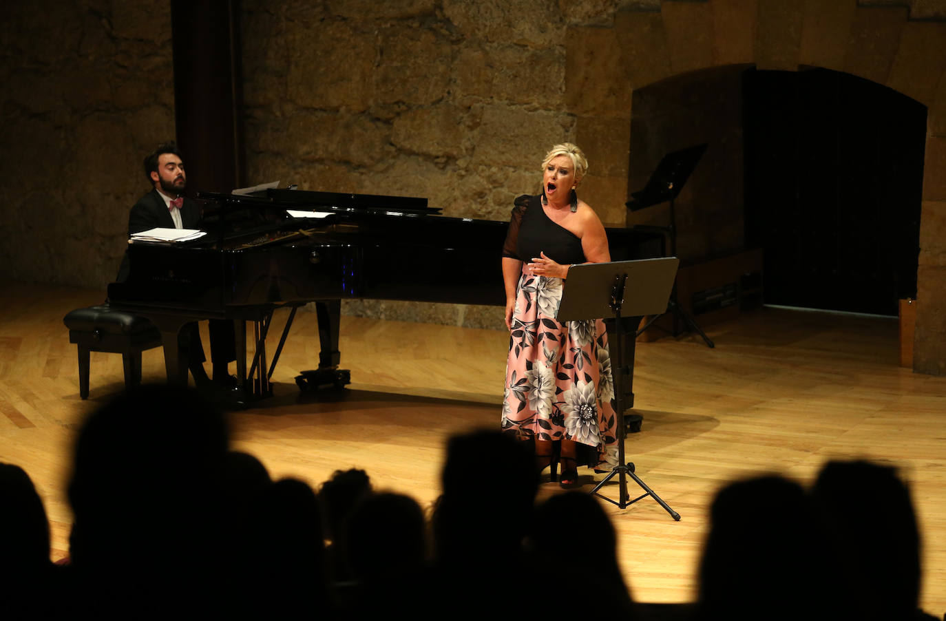 La soprano Beatriz Díaz, la mezzosoprano María José Suárez y el pianista Marcos Suárez actúaron hoy en el Auditorio Príncipe Felipe, en el seno de las fiestas de San Mateo.