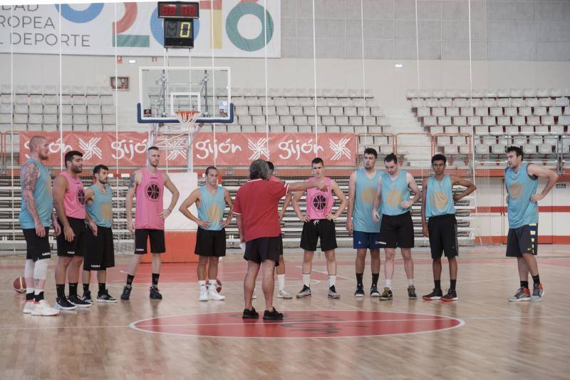 El equipo gijonés de LEB Plata, Liga que comenzará la temporada el 10 de octubre, ha comenzado los entrenamientos en el Palacio de los Deportes de Gijón. Este miércoles presentaba oficialmente además a un nuevo jugador: Javi Lucas.