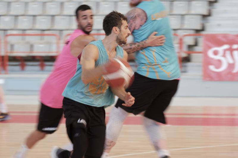 El equipo gijonés de LEB Plata, Liga que comenzará la temporada el 10 de octubre, ha comenzado los entrenamientos en el Palacio de los Deportes de Gijón. Este miércoles presentaba oficialmente además a un nuevo jugador: Javi Lucas.