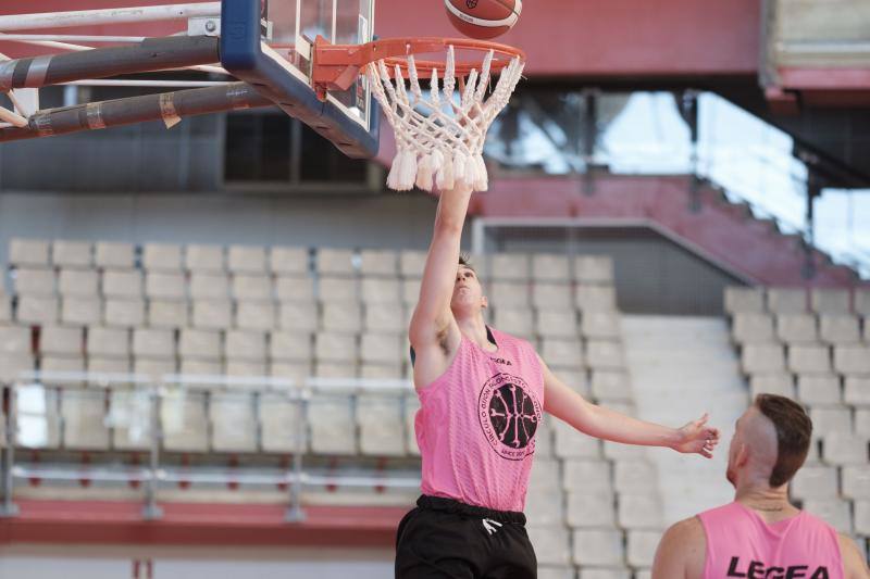 El equipo gijonés de LEB Plata, Liga que comenzará la temporada el 10 de octubre, ha comenzado los entrenamientos en el Palacio de los Deportes de Gijón. Este miércoles presentaba oficialmente además a un nuevo jugador: Javi Lucas.