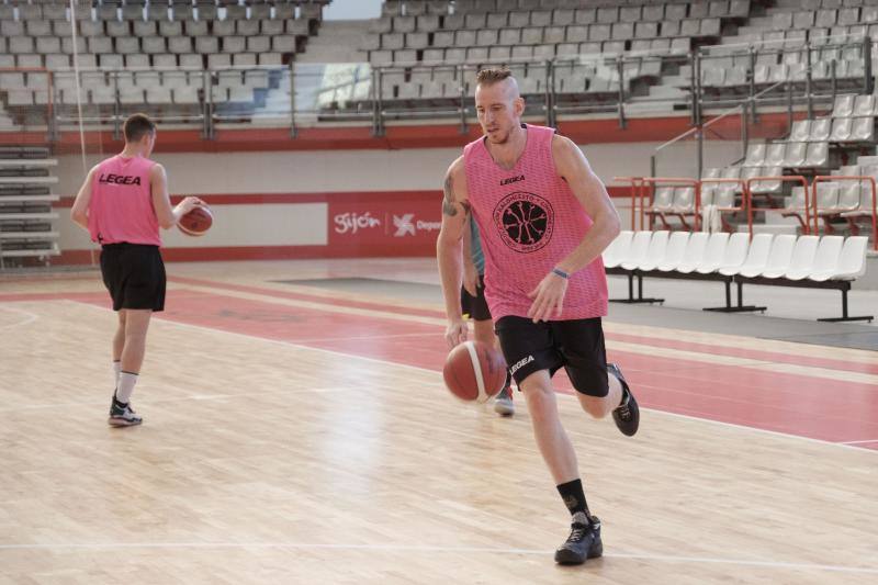 El equipo gijonés de LEB Plata, Liga que comenzará la temporada el 10 de octubre, ha comenzado los entrenamientos en el Palacio de los Deportes de Gijón. Este miércoles presentaba oficialmente además a un nuevo jugador: Javi Lucas.