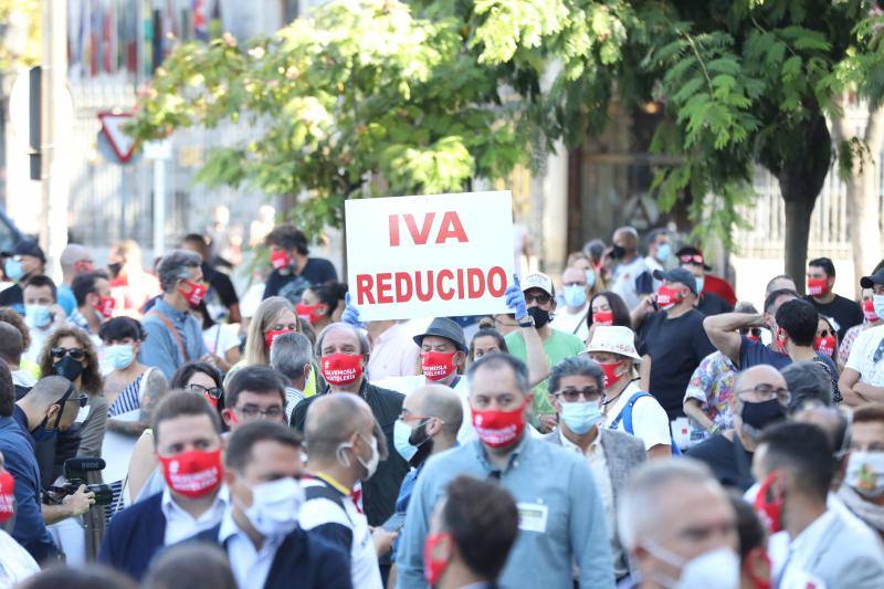 #salvemoslahostelería es el lema bajo el que representantes de organizaciones y asociaciones hosteleras de toda España han protestado por las calles de Madrid. Asturias ha contado con una representación, encabezada por el presidente de Otea, José Luis Álvarez Almeida