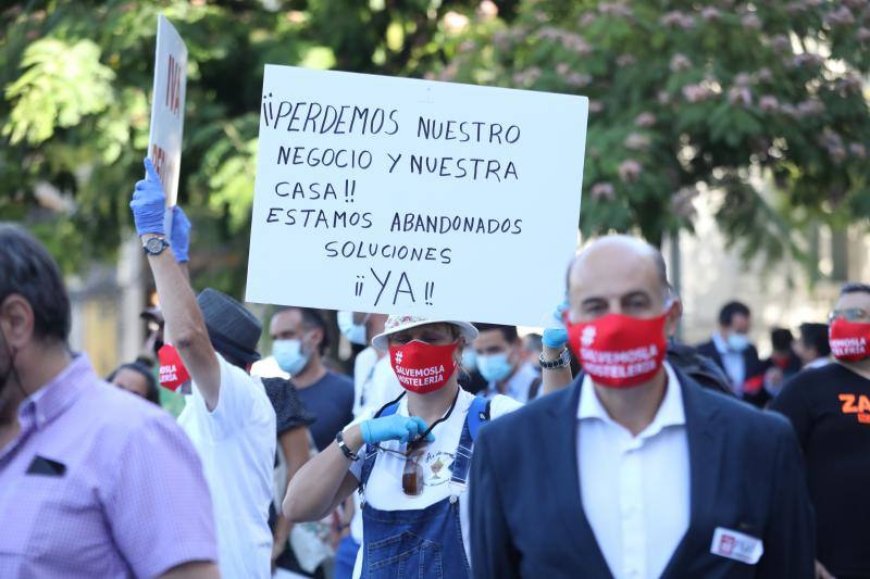 #salvemoslahostelería es el lema bajo el que representantes de organizaciones y asociaciones hosteleras de toda España han protestado por las calles de Madrid. Asturias ha contado con una representación, encabezada por el presidente de Otea, José Luis Álvarez Almeida