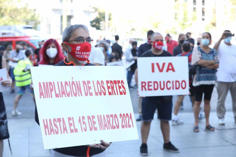 #salvemoslahostelería es el lema bajo el que representantes de organizaciones y asociaciones hosteleras de toda España han protestado por las calles de Madrid. Asturias ha contado con una representación, encabezada por el presidente de Otea, José Luis Álvarez Almeida