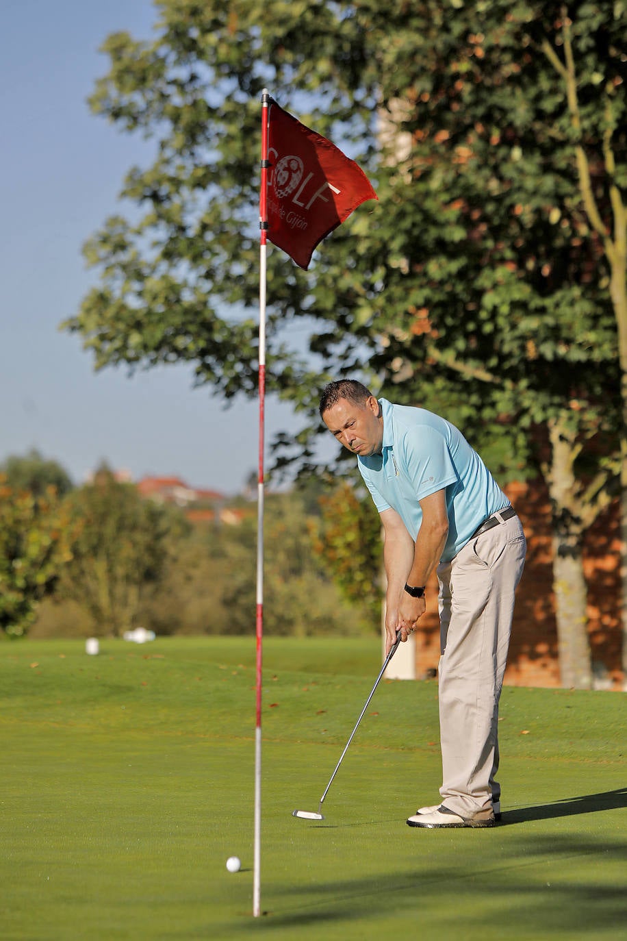 El Campo Municipal de Golf La Llorea acoge durante este miércoles y el jueves la primera edición de este torneo competitivo entre equipos sénior de Gijón y Oviedo, organizado por Golf Sénior Asturias (GSA). 