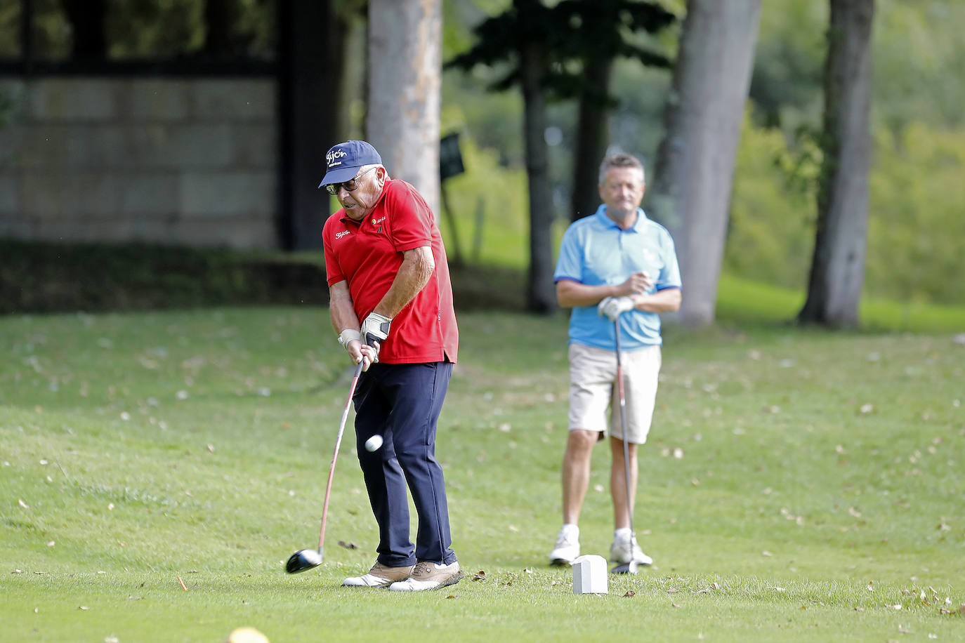 El Campo Municipal de Golf La Llorea acoge durante este miércoles y el jueves la primera edición de este torneo competitivo entre equipos sénior de Gijón y Oviedo, organizado por Golf Sénior Asturias (GSA). 