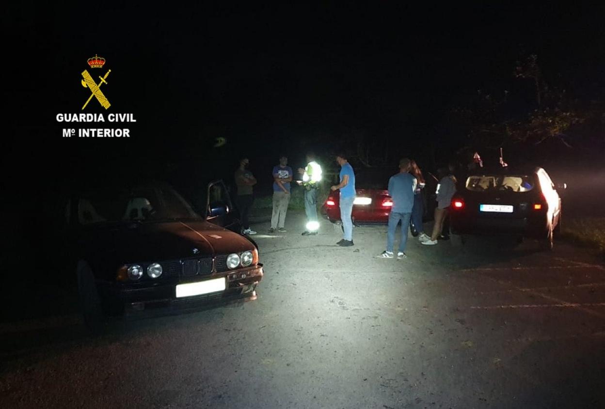 La Guardia Civil interceptó a tres personas en el Monte Areo derrapando con sus vehículos. 