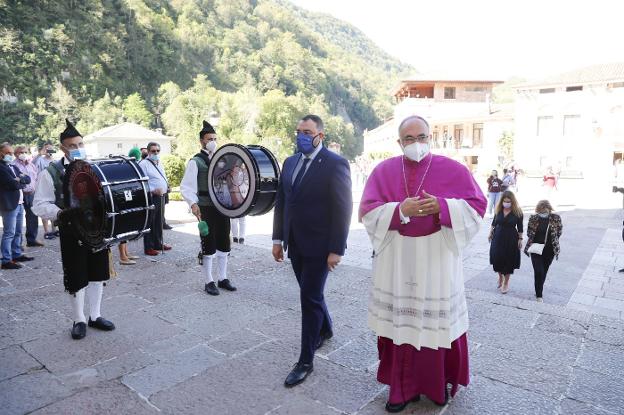 Día de Asturias | El arzobispo alaba la gestión de Asturias en una pandemia con «no pocas mentiras»