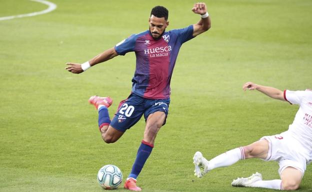 Mboula se dispone a golpear un balón el curso pasado, durante su cesión en el Huesca. 