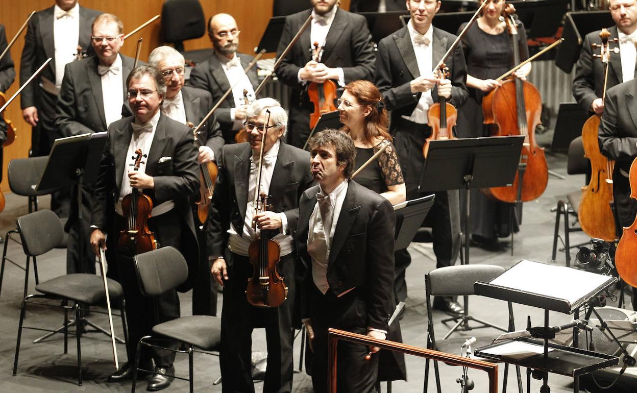 Óliver Díaz volverá al podio de la OSPA para dirigir el Concierto de las Letras Asturianas 