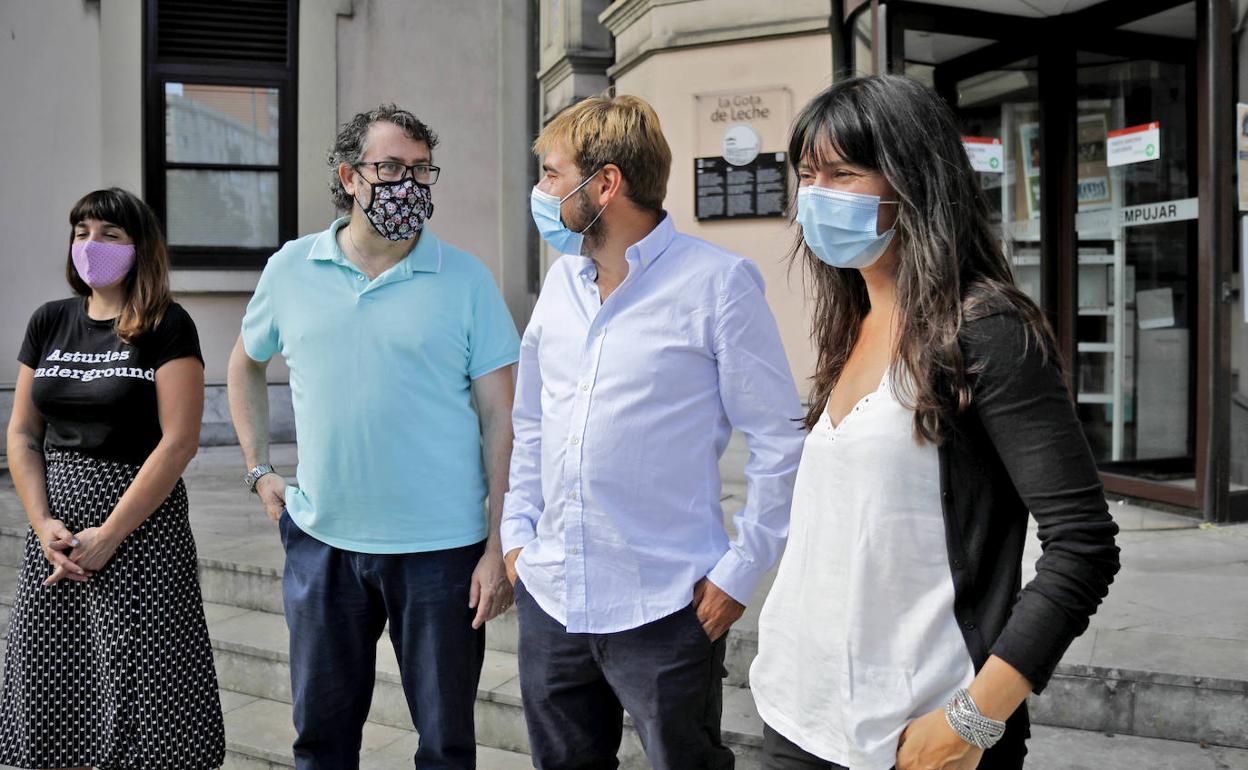 Los representantes de Podemos, ayer, frente a la Gota de Leche. 